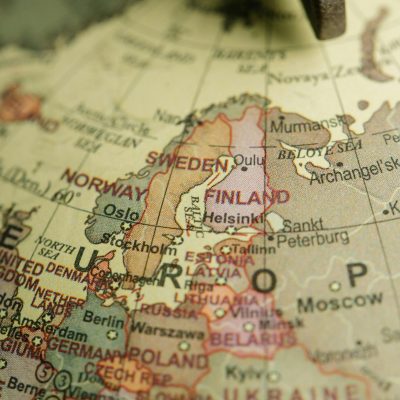 El peso invisible de migrar y cómo la terapia a distancia puede aliviarlo.